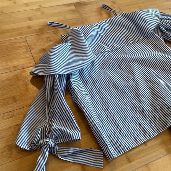 NWOT TopShop Cold Shoulder Top Blue and White Stripe - Size 6 - Picture 2 of 6